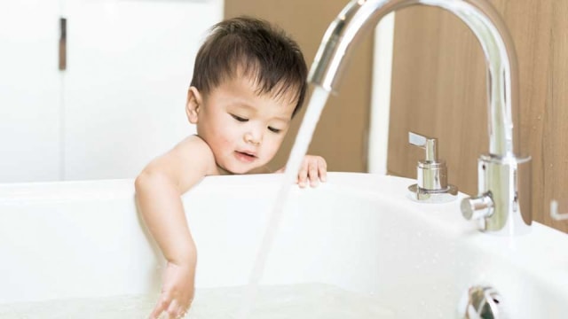 Mengapa si Kecil Tiba-tiba Takut Mandi?