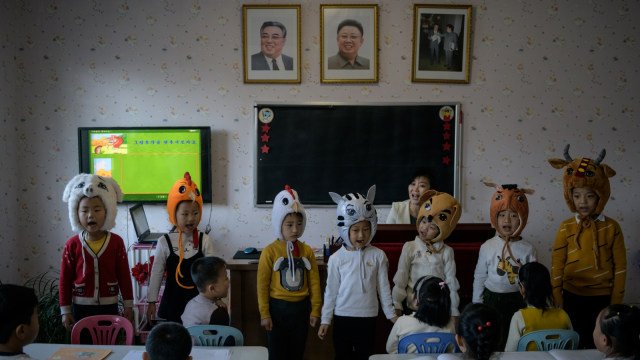 Pementasan Taman Kanak-kanak di Kota Sinuiju, Korea Utara. (Foto: AFP/ED JONES)