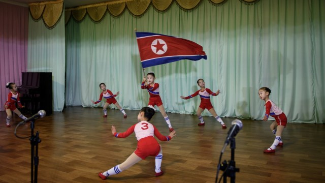 Pementasan Taman Kanak-kanak di Kota Sinuiju, Korea Utara. (Foto: AFP/ED JONES)