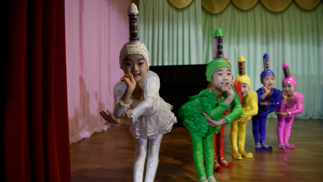Pementasan Taman Kanak-kanak di Kota Sinuiju, Korea Utara. (Foto: AFP/ED JONES)