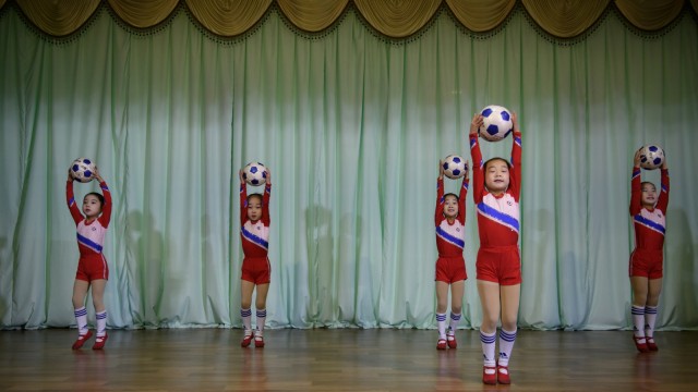 Pementasan Taman Kanak-kanak di Kota Sinuiju, Korea Utara. (Foto: AFP/ED JONES)
