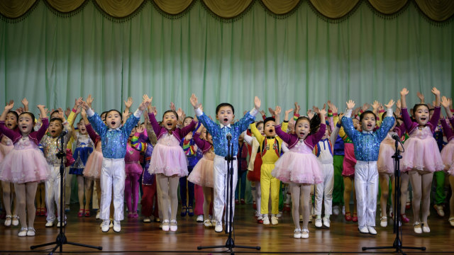 Pementasan Taman Kanak-kanak di Kota Sinuiju, Korea Utara. (Foto: AFP/ED JONES)