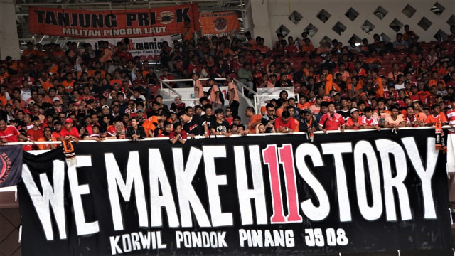 Spanduk pendukung Persija di Stadion Gelora Bung Karno, Jakarta, Minggu (09/12/2018). (Foto: Iqbal Firdaus/kumparan)