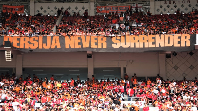 Spanduk pendukung Persija di Stadion Gelora Bung Karno, Jakarta, Minggu (09/12/2018). (Foto: Iqbal Firdaus/kumparan)