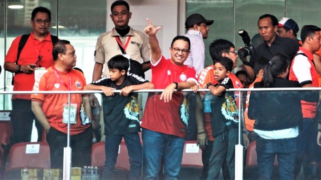 Gubernur DKI Jakarta, Anies Baswedan, saat menonton langsung Persija melawan Mitra Kukar di Stadion Gelora Bung Karno, Jakarta, Minggu (09/12/2018). (Foto: Iqbal Firdaus/kumparan)