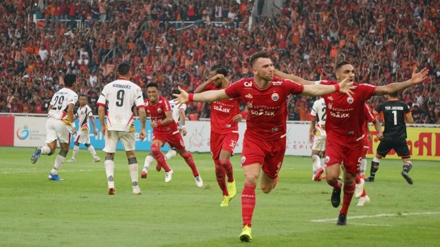 Selebrasi gol kedua Marco Simic pada pertandingan Liga 1 melawan Mitra Kukar di Stadion Utama Gelora Bung Karno, Minggu, (9/12/18). (Foto: Iqbal Firdaus/kumparan)