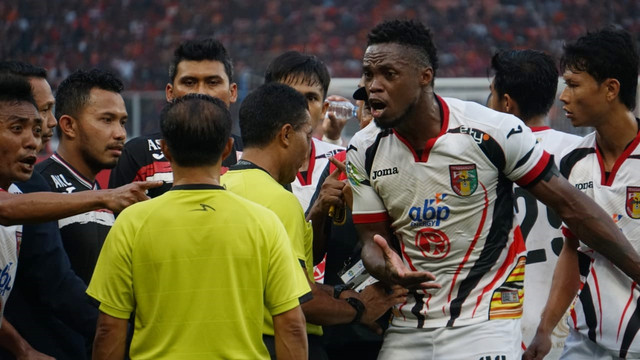 Protes keras pemain Mitra Kukar kepada wasit pertandingan Persija melawan Mitra Kukar di Stadion Utama Gelora Bung, Karno, Minggu,(9/12/18). Foto: Iqbal Firdaus/kumparan