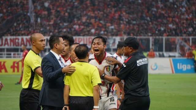 Protes keras pemain Mitra Kukar kepada wasit pertandingan Persija melawan Mitra Kukar di Stadion Utama Gelora Bung, Karno, Minggu,(9/12/18). Foto: Iqbal Firdaus/kumparan