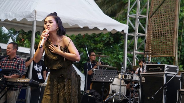 Penyanyi jazz Indonesia, Andien saat bernyanyi di mandiri Senggigi Jazz sunset di Lombok. (Foto: Aditia Noviansyah/kumparan)