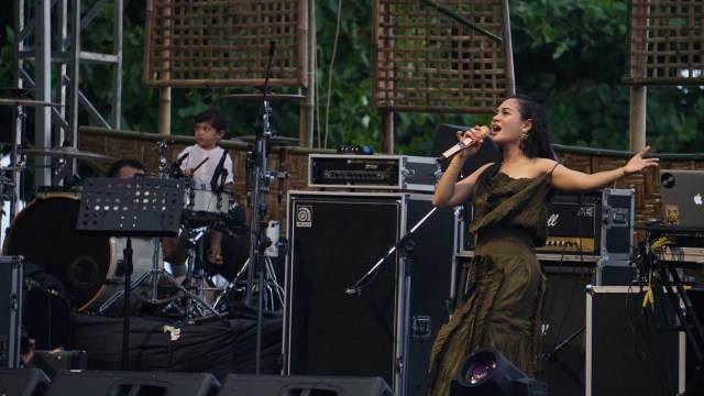 Penyanyi jazz Indonesia, Andien saat bernyanyi di mandiri Senggigi Jazz sunset di Lombok. (Foto: Aditia Noviansyah/kumparan)