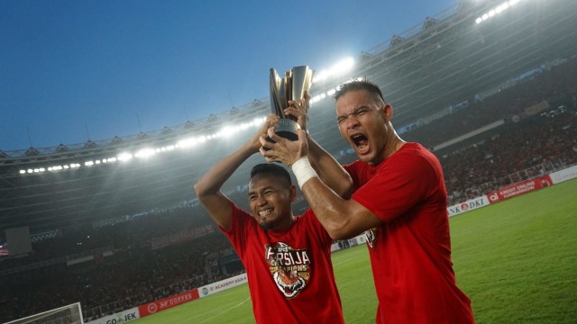 Para pemain Persija Jakarta dan Official tim merayakan gelar juara Liga 1 2018 di Stadion Utama Gelora Bung Karno, minggu, (09/12/18). (Foto: Iqbal Firdaus/kumparan)