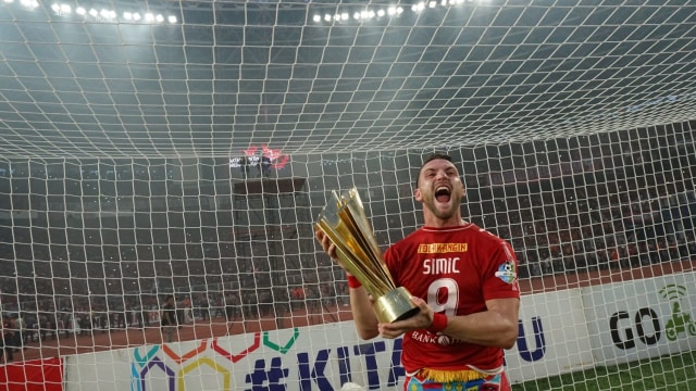 Para pemain Persija Jakarta dan Official tim merayakan gelar juara Liga 1 2018 di Stadion Utama Gelora Bung Karno, minggu, (09/12/18). (Foto: Iqbal Firdaus/kumparan)