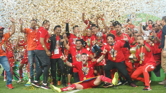 Para pemain Persija Jakarta dan Official tim merayakan gelar juara Liga 1 2018 di Stadion Utama Gelora Bung Karno, minggu, (09/12/18). (Foto: Iqbal Firdaus/kumparan)