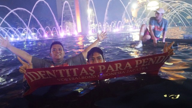 Selebrasi pendukung persija berenang di kolam bundara HI merayakan gelar juara Liga 1 persija jakarta , jakarta, minggu (09/12/18).  (Foto: Jamal Ramadhan/kumparan)