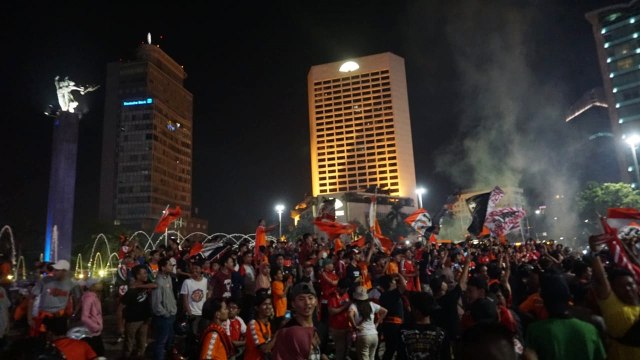 Selebrasi pendukung persija merayakan gelar juara Liga 1 persija jakarta di bundahan HI , jakarta, minggu (09/12/18).  (Foto: Jamal Ramadhan/kumparan)