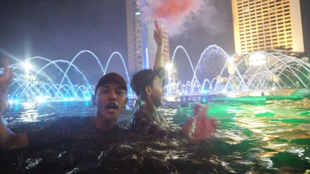 Selebrasi pendukung persija berenang di kolam bundara HI merayakan gelar juara Liga 1 persija jakarta , jakarta, minggu (09/12/18).  (Foto: Jamal Ramadhan/kumparan)