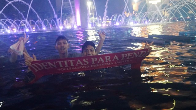 Selebrasi pendukung persija berenang di kolam bundara HI merayakan gelar juara Liga 1 persija jakarta , jakarta, minggu (09/12/18).  (Foto: Jamal Ramadhan/kumparan)