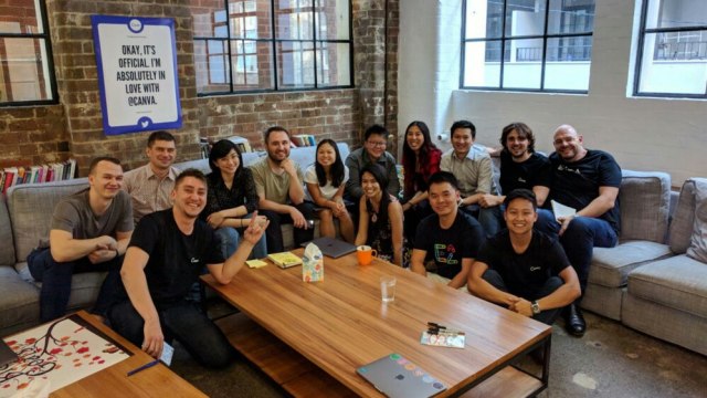 Karyawan Canva di Sydney, Australia. Di barisan depan, ketiga dari kiri, ialah Co-Founder & CEO Canva, Melanie Perkins. (Foto: medium.com/@Canva)