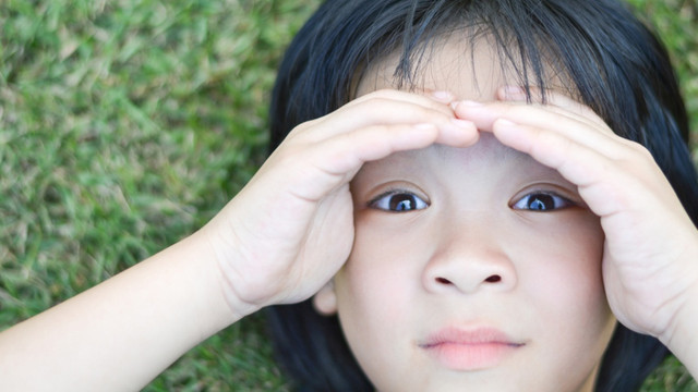 Seorangi anak perempuan menutupi alisnya (Foto: Shutterstock)