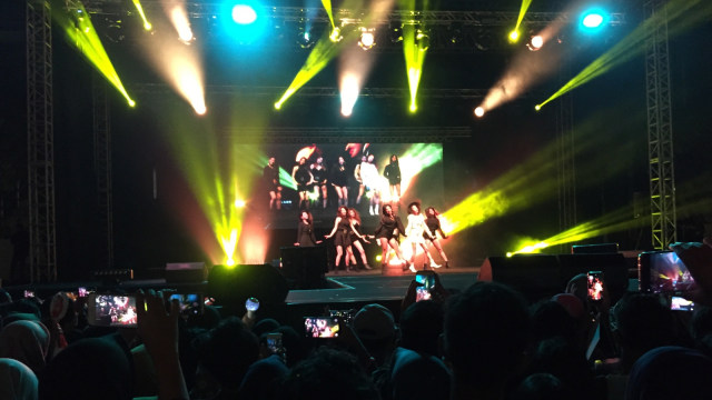 Penampilan CLC di ‘Hypeday K City Camp 2018’, Istora Senayan, Jakarta, Minggu (9/12). (Foto: Masajeng Rahmiasri/kumparan)