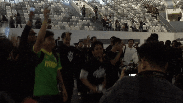 Fans menari setelah konser ‘Hypeday K City Camp 2018’ di Istora Senayan, Jakarta, Minggu (9/12). (Foto: Masajeng Rahmiasri/kumparan)