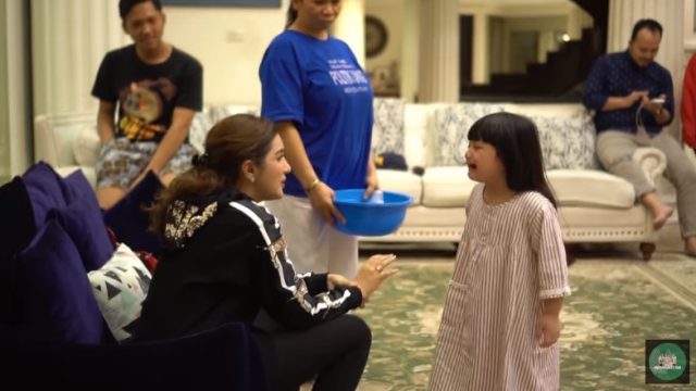 Arsy mengamuk saat tahu Ashanty akan pergi bekerja ke luar kota. (Foto: youtube/The Hermasnyah A6)
