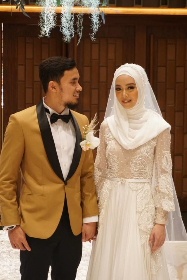 Kebahagiaan Lindswell Kwok dan Hulaefi di resepsi pernikahan. (Foto: Dok. Promessa Weddings)