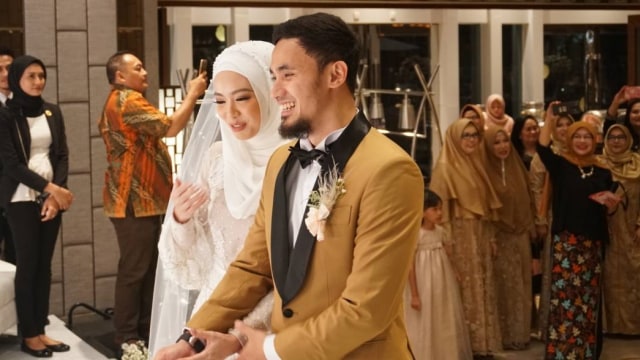 Kebahagiaan Lindswell Kwok dan Hulaefi di resepsi pernikahan. (Foto: Dok. Promessa Weddings)