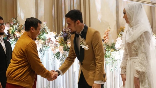 Yusuf Mansur di pernikahan Lindswell dan Hulaefi.  (Foto: Dok. Promessa Weddings)