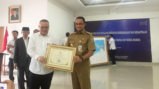 Anies saat menerima penghargaan reksa bahasa (Foto:  Moh Fajri/kumparan)