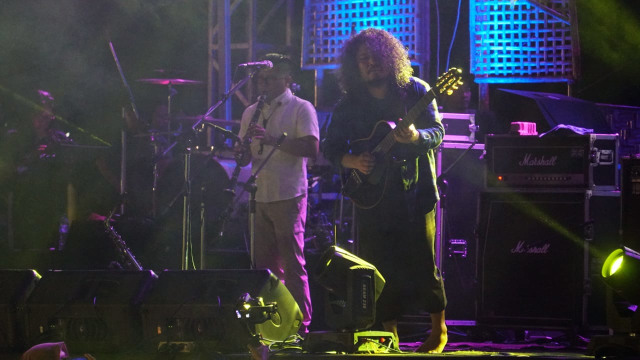 Pusakata menghibur pengunjung di mandiri Senggigi jazz sunset di Lombok Barat. (Foto: Aditia Noviansyah/kumparan)