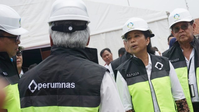 Menteri BUMN Rini Soemarno (kedua kanan ) saat Groundbreaking rumah susun yang terintergrasi dengan stasiun kereta di Stasiun Rawa Buntu, Tangerang Selatan. (Foto: Jamal Ramadhan/kumparan)