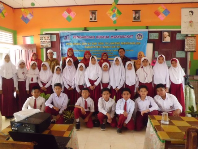 PKM UNP Giatkan Mading sebagai Budaya Literasi Siswa 