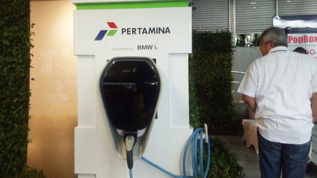 Stasiun Pengisian Listrik Umum (SPLU) di SPBU Pertamina Kuningan. (Foto: Resya Firmansyah/kumparan)