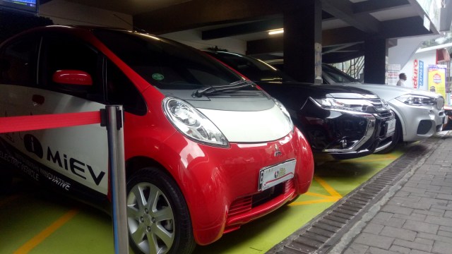 Mobil listrik dipamerkan di SPBU Pertamina Kuningan, Jakarta Selatan. (Foto: Resya Firmansyah/kumparan)