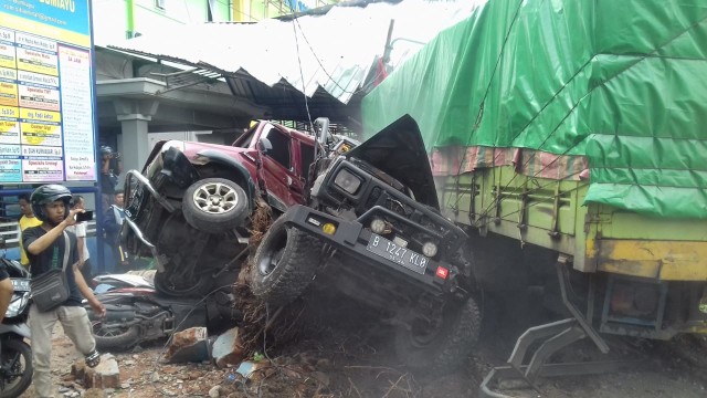 Diduga Rem Blong, Truk Trailer Tabrak Sejumlah Kendaraan di Bumiayu