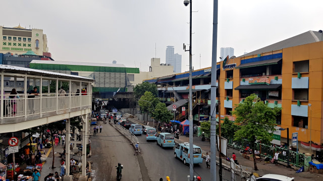 Lalu lintas di sekitar Skybridge Tanah Abang. (Foto: Efira Tamara Thenu/kumparan)