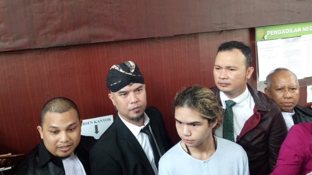 Ahmad Dhani (kedua dari kiri) di PN Jaksel. (Foto: Aria Pradana/kumparan)