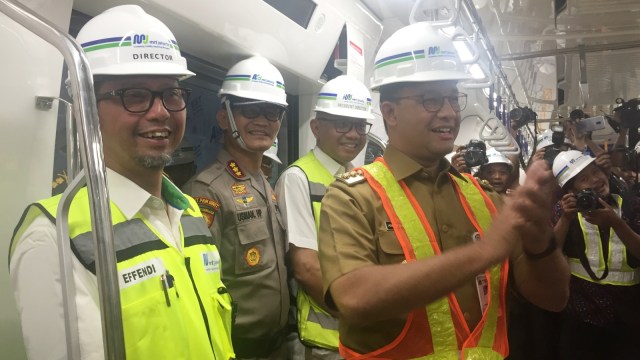 Gubernur DKI Jakarta Anies Baswedan (kanan) saat menjajal kereta MRT. (Foto: Moh Fajri/kumparan)