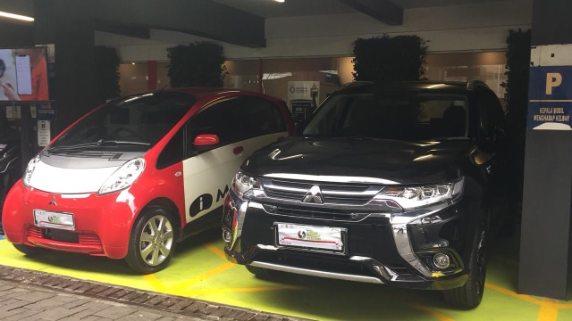 Mitsubishi Outlander PHEV dan i-MiEV (Foto: Aditya Pratama Niagara/kumparanOTO)
