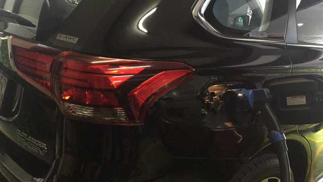 Ilustrasi pengisian daya Mitsubishi Outlander PHEV (Foto: Aditya Pratama Niagara/kumparanOTO)