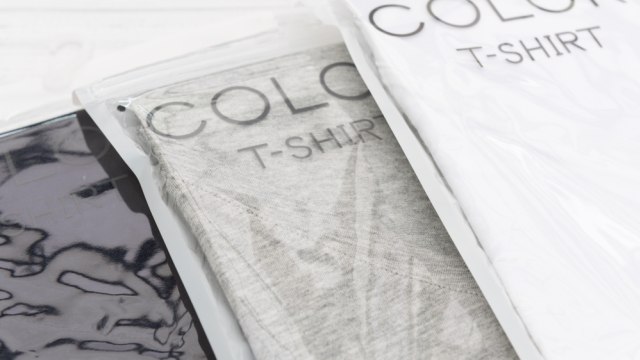 Ilustrasi baju yang dibungkus plastik  (Foto: Shutter Stock )