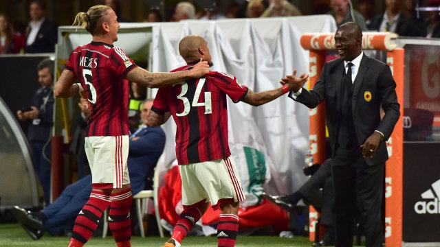 Seedorf merayakan gol bersama Nigel de Jong dan Philippe Mexes. (Foto: AFP/Giuseppe Cacace)