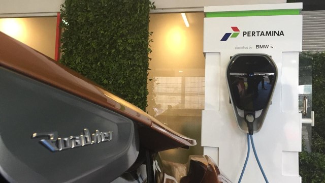 Charging station BMW di SPBU Pertamina Kuningan (Foto: Aditya Pratama Niagara/kumparanOTO)