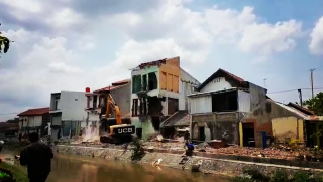 Berdiri di Daerah Irigasi, Rumah Mewah di Larangan Brebes Dirobohkan Tim Gabungan