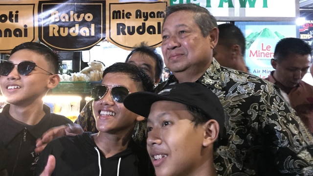 SBY di Angkringan Jaman Edan di Jalan Margo Utomo, Kota Yogyakarta. (Foto: Arfiansyah Panji Purnandaru/kumparan)