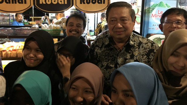 SBY di Angkringan Jaman Edan di Jalan Margo Utomo, Kota Yogyakarta. (Foto: Arfiansyah Panji Purnandaru/kumparan)