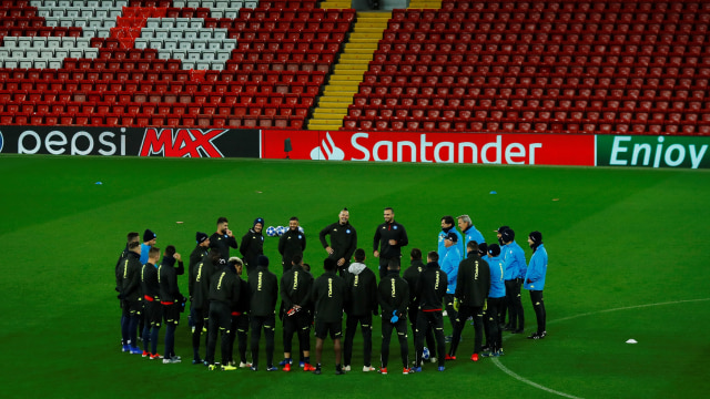 Sesi latihan Napoli di Stadion Anfield jelang laga melawan Liverpool. (Foto: Reuters/Jason Cairnduff)