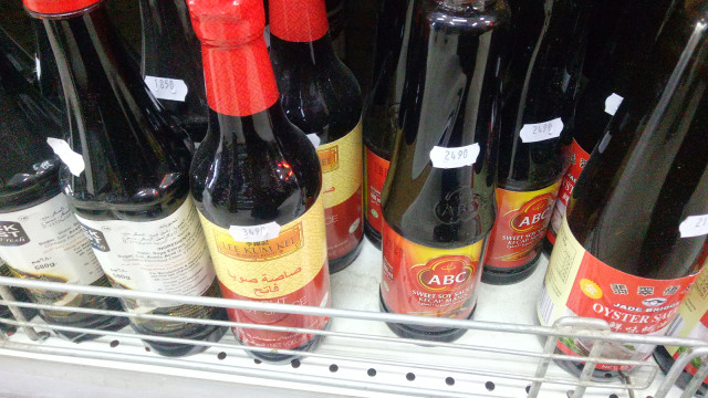 Kecap Indonesia di supermarket Senegal. (Foto: Andreas Gerry/kumparan)