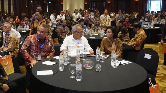 Menteri PUPR Basuki Hadimuljono (tengah ) dan Menteri Keuangan Sri Mulyani Indrawati (kanan) di Acara Peluncuran Geoportal Kebijakan Satu Peta di Ruang Birawa, Gedung Bidakara, Jakarta. (Foto: Yudhistira Amran Saleh/kumparan)
